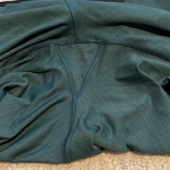 Outdoor Voices Women’s Green Capris, Sz Large - Picture 3 of 4